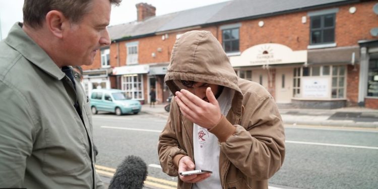 Rrjeti kriminal që fshihet pas mini-marketeve në Mbretërinë e Bashkuar po u mundëson migrantëve të punojnë ilegalisht