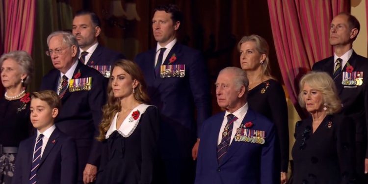 Princi George i bashkohet Kate, Mbretit dhe Mbretëreshës në Festivalin e Përkujtimit (video)