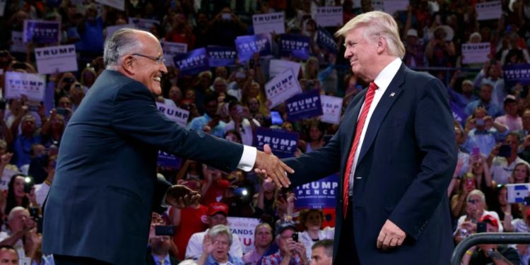 Donald Trump fal Rudy Giulianin, Mark Meadows dhe aleatë të tjerë, veprimi, simbolik, parandalon akuza të mundshme federale në të ardhmen