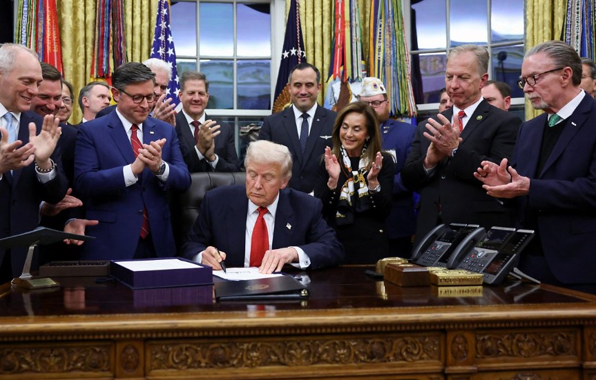 Trump nënshkruan projektligjin e shpenzimeve për t i dhënë fund mbylljes më të gjatë në historinë e SHBA së