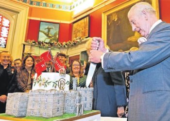 Mbreti Çarls në një Uells të stuhishëm për ditëlindjen e tij të 77-të (video birthday of King)