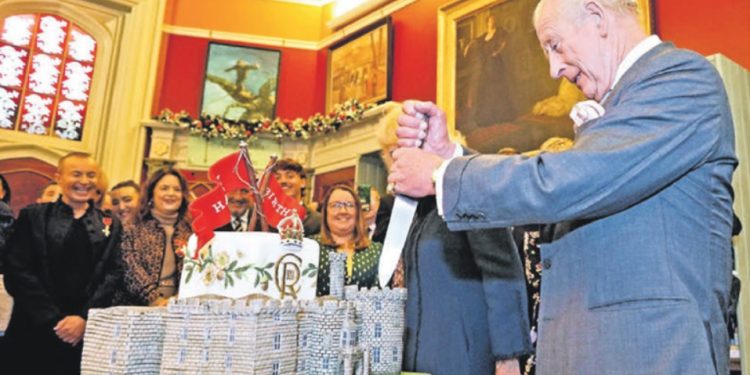 Mbreti Çarls në një Uells të stuhishëm për ditëlindjen e tij të 77-të (video birthday of King)