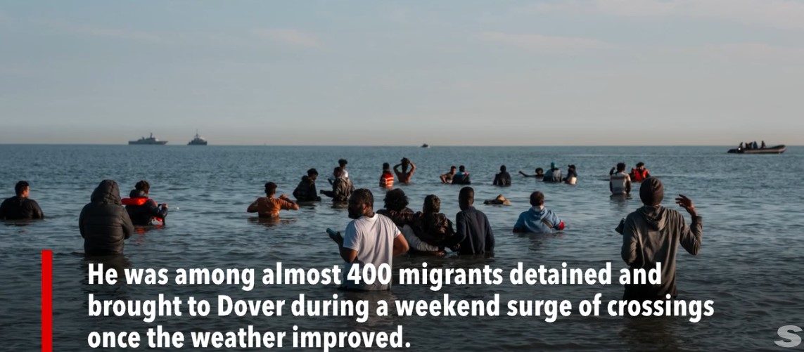 Gjigandi francez i veshjeve sportive fiton shumë duke shitur jelekë shpëtimi për emigrantët e paligjshëm që përpiqen të kalojnë Kanalin