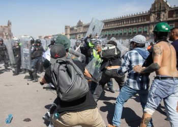 Mijëra persona protestojnë kundër qeverisë në Meksikë, përleshjet lënë 120 të plagosur