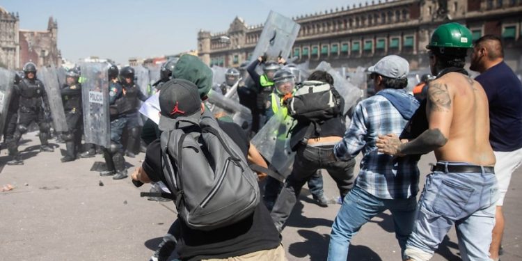 Mijëra persona protestojnë kundër qeverisë në Meksikë, përleshjet lënë 120 të plagosur