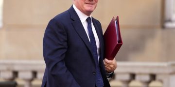 Starmer përballet me një sfidë të re, ndërsa deputetët e Partisë Laburiste dënojnë planet për azil