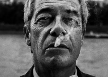 ‘Thellësisht tronditëse’: Nigel Farage përballet me akuza të reja për racizëm dhe antisemitizëm në shkollë