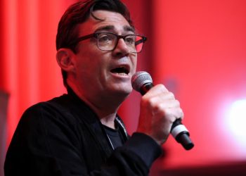 Andy Burnham i bën thirrje Partisë Laburiste të rishikojë planet për ta bërë më të vështirë për azilkërkuesit të vendosen përgjithmonë – politika e Mbretërisë së Bashkuar drejtpërdrejt