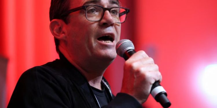 Andy Burnham i bën thirrje Partisë Laburiste të rishikojë planet për ta bërë më të vështirë për azilkërkuesit të vendosen përgjithmonë – politika e Mbretërisë së Bashkuar drejtpërdrejt