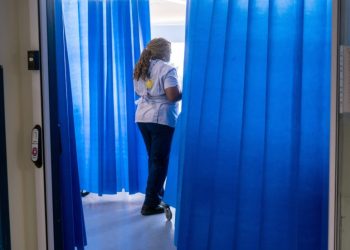 Deri në 50,000 infermierë mund të largohen nga Mbretëria e Bashkuar për shkak të planeve të imigracionit, sugjeron një studim