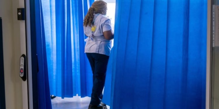 Deri në 50,000 infermierë mund të largohen nga Mbretëria e Bashkuar për shkak të planeve të imigracionit, sugjeron një studim