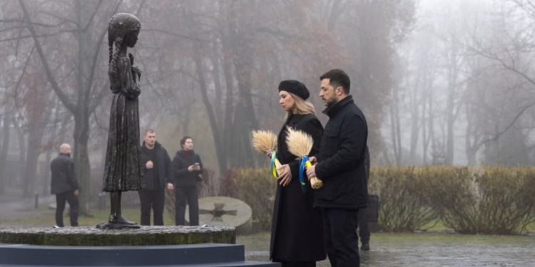 Ukraina shënon Holodomorin teksa i shtohen sulmet ruse dhe trysnia amerikane për planin e paqes