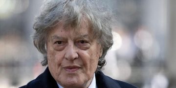 ‘Një nga shkrimtarët tanë më të mëdhenj’: ~Mbreti Charls drejton homazhet për Sir Tom Stoppard