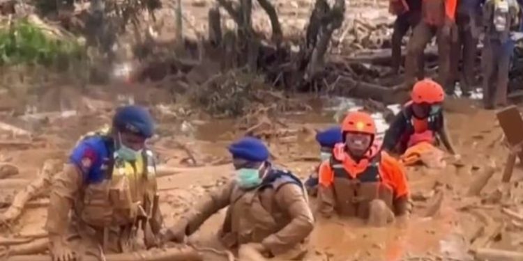 Më shumë se 600 të vdekur në Indonezi dhe Tajlandë pas përmbytjeve dhe rrëshqitjeve të dheut – dhe Sri Lanka raporton më shumë se 200 vdekje nga cikloni