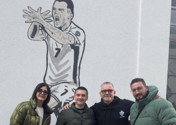 Prindërit e Manajt vizitojnë muralen kushtuar futbollistit pas golit ndaj Serbisë