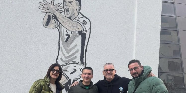 Prindërit e Manajt vizitojnë muralen kushtuar futbollistit pas golit ndaj Serbisë