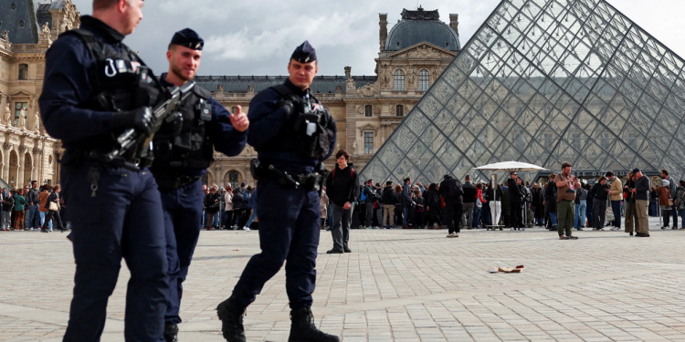 Vjedhja e muzeut të Luvrit-Prokurorja e Parisit: Grabitësit amatorë, s’kanë lidhje me krimin e organizuar