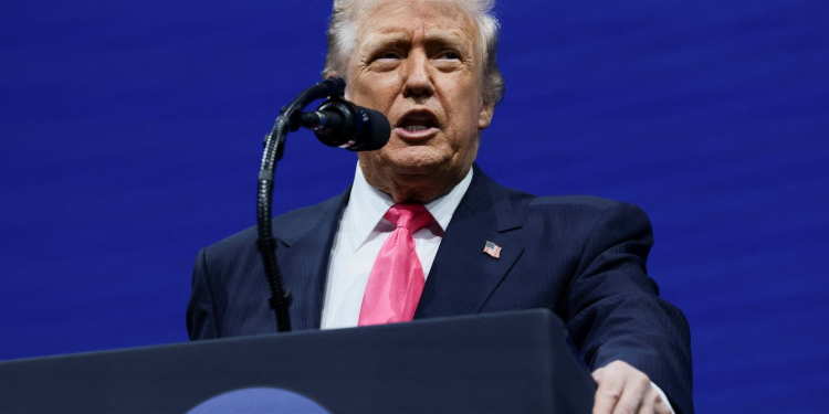 Presidenti Trump nënshkruan ligjin për publikimin e dosjeve të Epstein