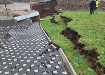 Probleme nga reshjet në Librazhd, prurjet dëmtojnë këmbën e urës në Xhyrë, rrëshqitje dherash në disa akse