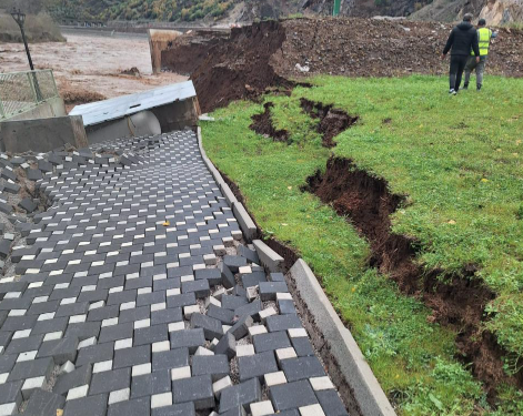 Probleme nga reshjet në Librazhd, prurjet dëmtojnë këmbën e urës në Xhyrë, rrëshqitje dherash në disa akse