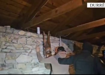 Durrës/ Goditet rrjeti i shpërndarjes së drogës pranë shkollave, 12 të arrestuar