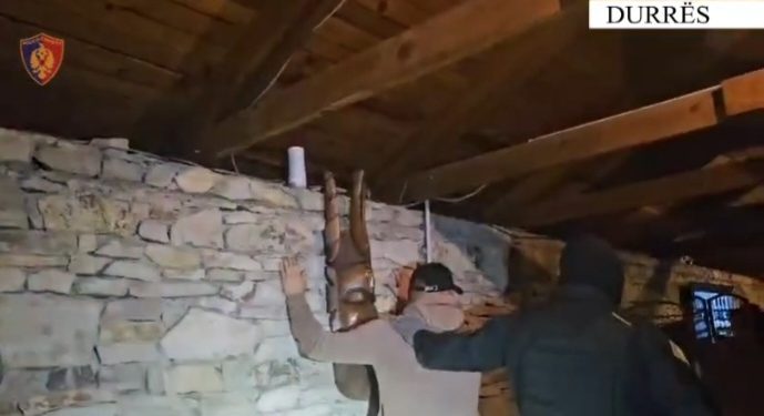 Durrës/ Goditet rrjeti i shpërndarjes së drogës pranë shkollave, 12 të arrestuar