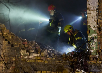 Një valë sulmesh ruse tronditi Kievin – Ndërtesa apartamentesh u goditën, një i vdekur dhe 11 të plagosur