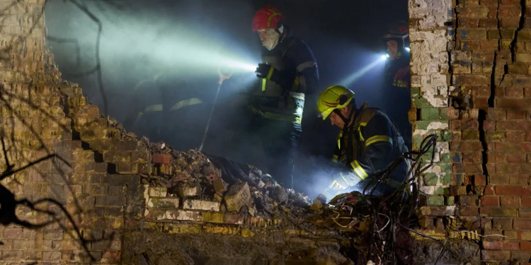 Një valë sulmesh ruse tronditi Kievin – Ndërtesa apartamentesh u goditën, një i vdekur dhe 11 të plagosur