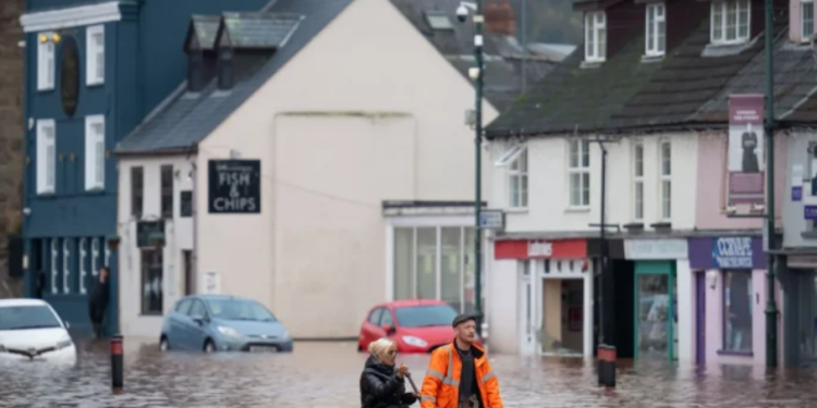 Stuhia ‘Claudia’ godet Uellsin, përmbytjet ‘pushtojnë’ rrugët e banesat