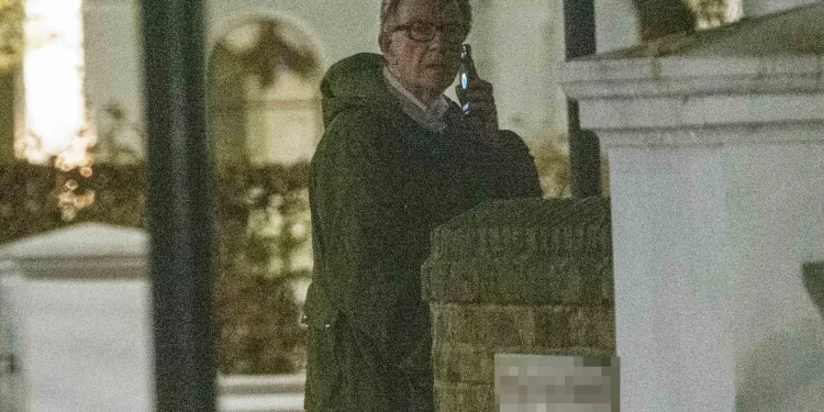 Lord Mandelson kryen nevojat në rrugë pas vizitës në Osborne