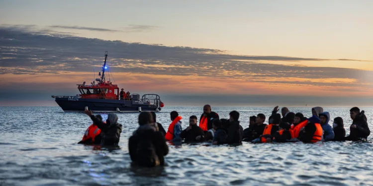 Azilkërkuesit përdorin shtegun ‘bidoon’ për të hyrë me mashtrim në Britani