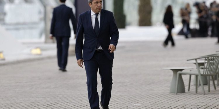 “Nuk mund të vazhdoj më”/ U akuzua se keqmenaxhoi përmbytjet vdekjeprurëse të një viti më parë, jep dorëheqjen presidenti i rajonit të Valencias