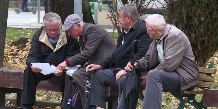 Bonusi i fundvitit për pensionistët, qeveria rishikon buxhetin. Sa pritet të marrin të moshuarit në dhjetor