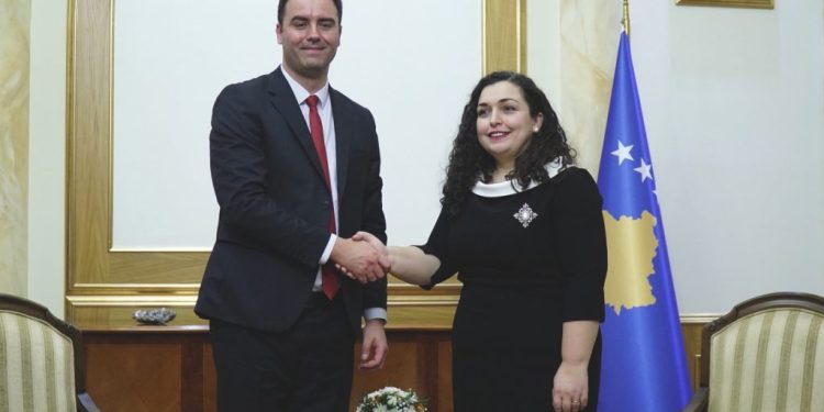 Kosovë/ Presidentja Osmani mandaton Glauk Konjufcën për formimin e Qeverisë