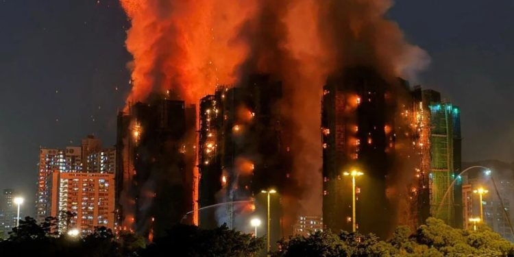 Përfshihet nga flakët gradaçela në Hong Kong, të paktën 13 persona humbin jetën