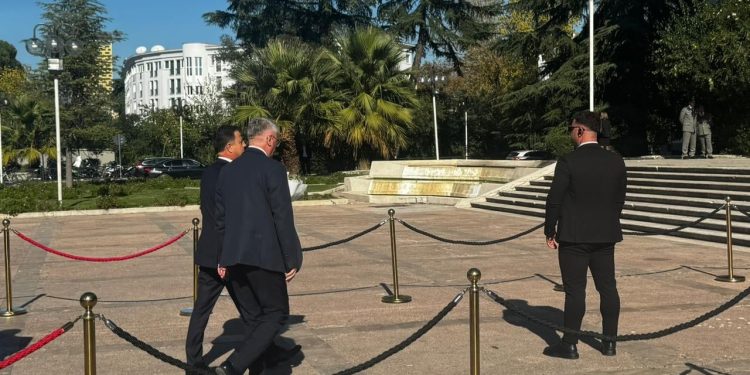 Opozita nderon Fatos Nanon, të pranishëm Mediu, Duka, Gjekmarkaj, Noka dhe Basha