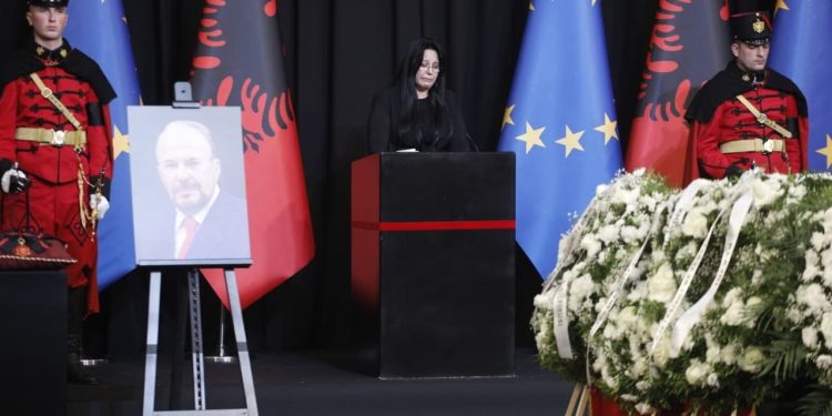 Homazhet për Fatos Nanon, flet bashkëshortja Xhoana Nano: E dashurova jo vetëm si person!