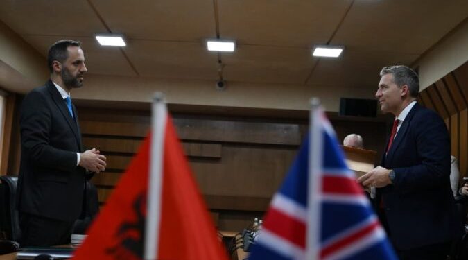 Gjuha e urrejtjes ndaj shqiptarëve, Lamallari takon ministrin britanik: Stereotipet janë të padrejta