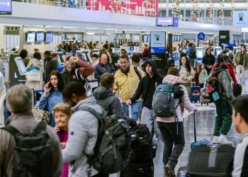 Mijëra fluturime anulohen ose vonohen në SHBA për shkak të mbylljes së qeverisë