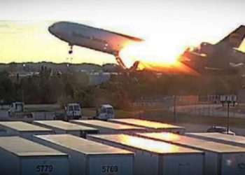 Pamje tronditëse/ Momenti kur motori i avionit shpërthen në ngritje