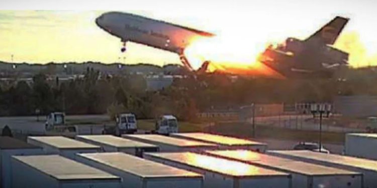 Pamje tronditëse/ Momenti kur motori i avionit shpërthen në ngritje