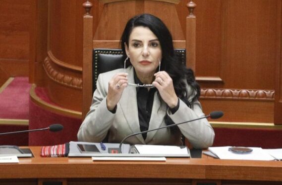 CNN në gjuhën greke: BE po i kërkon Shqipërisë të luftojë korrupsionin në këmbim të anëtarësimit!