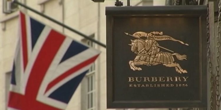 Kompania britanik e luksit Burberry, rikthehet me rritje fitimesh