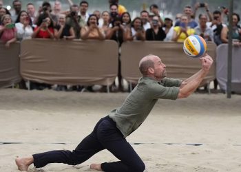 Princi i Uellsit tregon aftësitë e tij në volejboll plazhi në udhëtimin e parë në Brazil