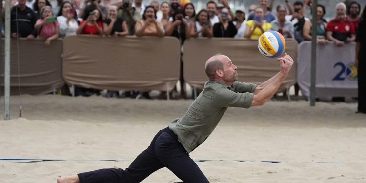 Princi i Uellsit tregon aftësitë e tij në volejboll plazhi në udhëtimin e parë në Brazil (video)