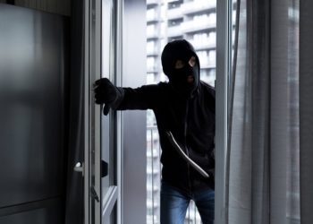 Hajduti bie nga çatia, pronari i shtëpisë i jep ndihmën e parë