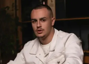 Don Xhoni dhe shokët e tij sulmojnë producentin e njohur, përdorën edhe armë