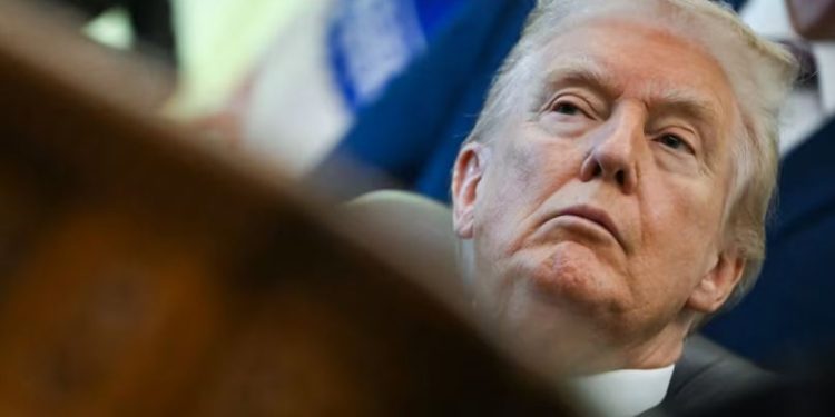 Trump fal Rudy Giulianin dhe dhjetëra aleatë të tjerë të përfshirë në çështjen e zgjedhjeve 2020