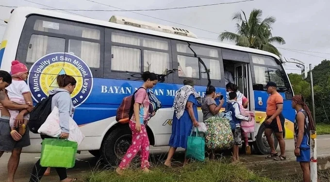 Mijëra njerëz janë evakuuar ndërsa tajfuni Kalmaegi i afrohet Filipineve