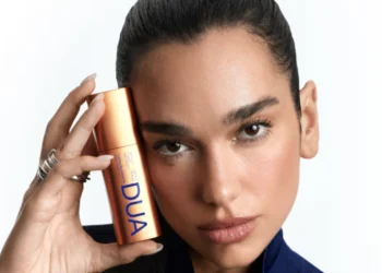 Dua Lipa hyn në botën e kujdesit të lëkurës me linjën e re “Dua by AB Science” në bashkëpunim me Augustinus Bader